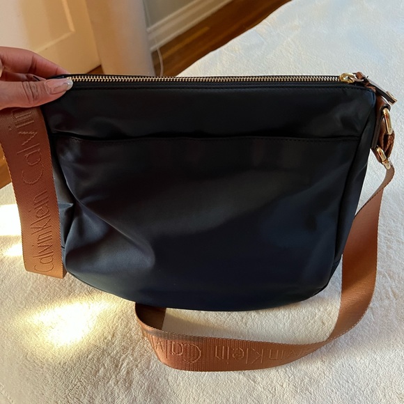 Calvin Klein ✨ Navy Blue/Tan Crossbody Bag - Picture 9 of 10
